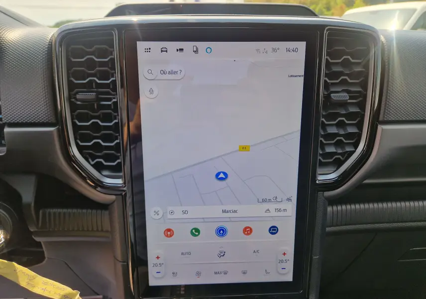Vue rapprochée de l’écran tactile central 12,4 pouces du Ford Ranger Super Cabine blanc, affichant la navigation GPS.