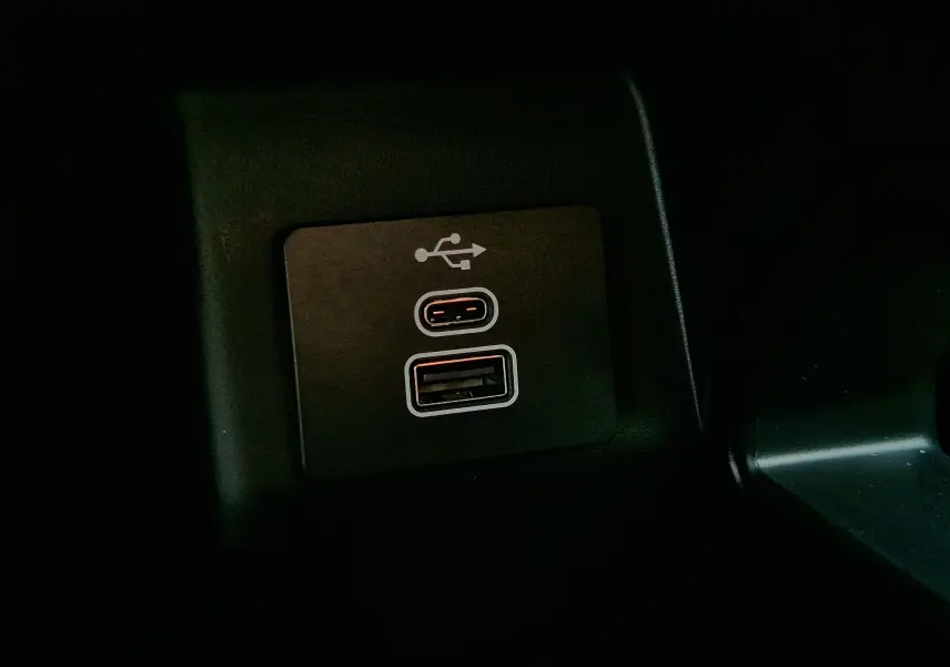 Gros plan sur les ports USB-C et USB-A intégrés dans l’habitacle du Ford Ranger Super Cabine blanc.