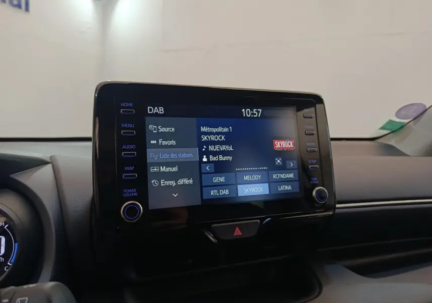 Écran tactile central de la Toyota Yaris Hybride 116h 2023 affichant les stations radio, vue intérieure avant.