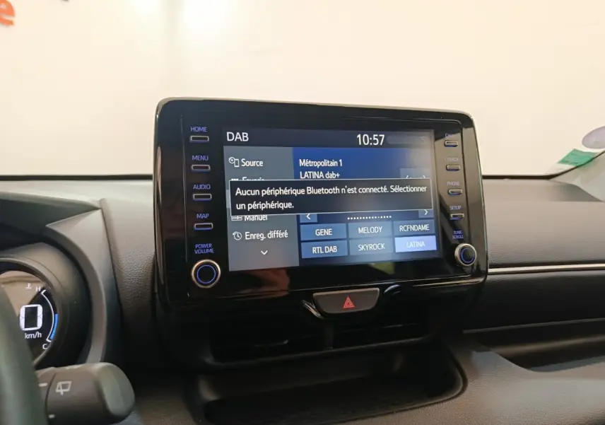 Écran tactile central 8 pouces de la Toyota Yaris Hybride 116h Design 2023, affichage radio DAB.