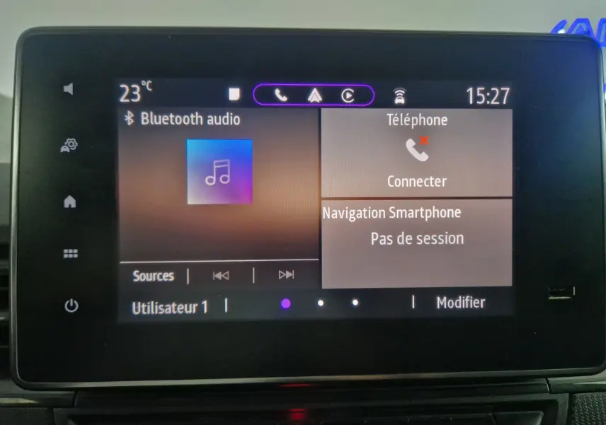 Écran tactile central du Renault Kangoo blanc 2023 affichant les options Bluetooth audio et téléphone, vue frontale intérieure.