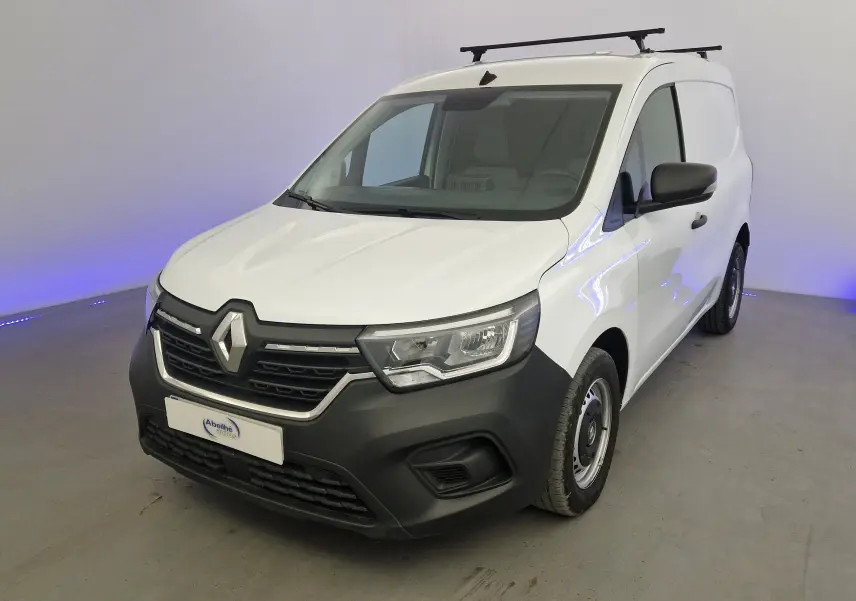 Renault Kangoo Van blanc vue 3/4 avant droit, avec calandre noire et barres de toit visibles.