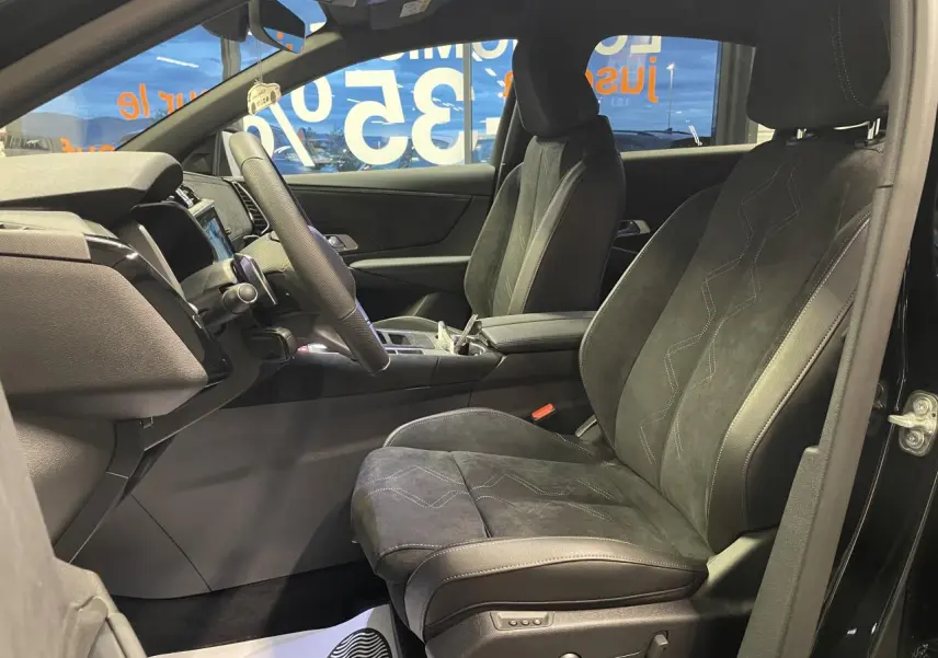 Vue intérieure côté conducteur du DS7 Crossback 2026 noir métallisé, sièges Alcantara noir profond avec surpiqûres contrastées.