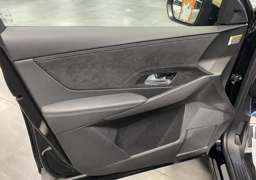 Vue côté gauche de la porte intérieure noire avec insert Alcantara et poignée métal du DS7 Crossback 2026.