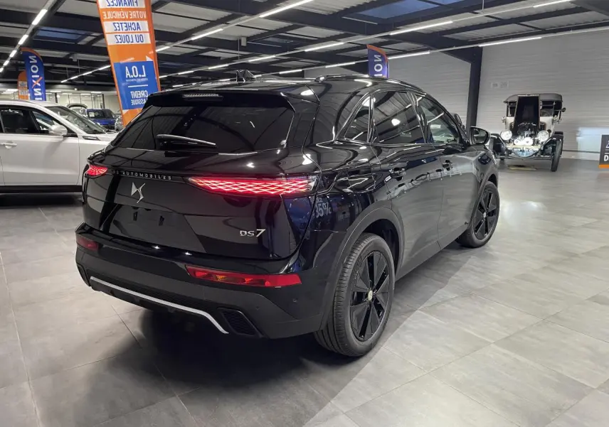 Vue 3/4 arrière droite du DS7 Crossback noir métallisé avec feux arrière LED 3D et jantes alliage noires.