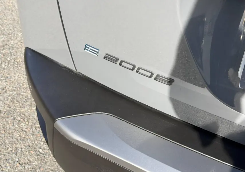 Détail du logo e-2008 sur le hayon arrière côté droit d’un Peugeot 2008 gris Artense.