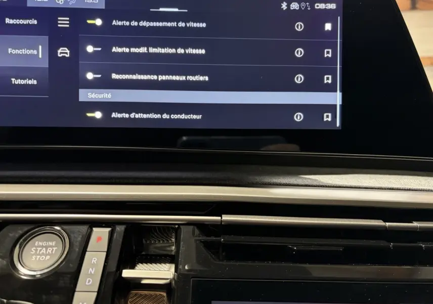 Vue rapprochée du tableau de bord du Peugeot 3008 blanc, mettant en valeur l'écran tactile et le bouton démarrage.