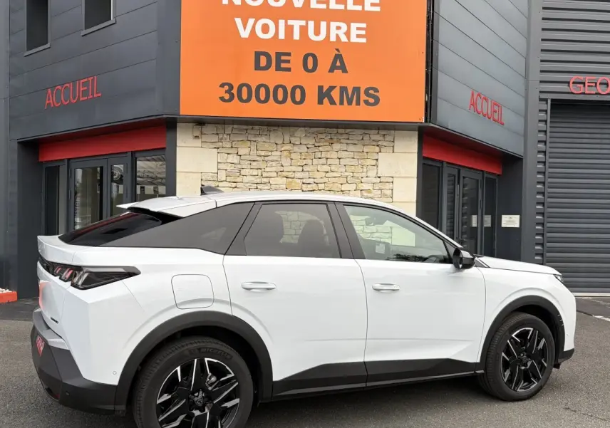 Peugeot 3008 blanc vue de profil côté gauche, avec toit noir contrasté et jantes noires au design sportif.