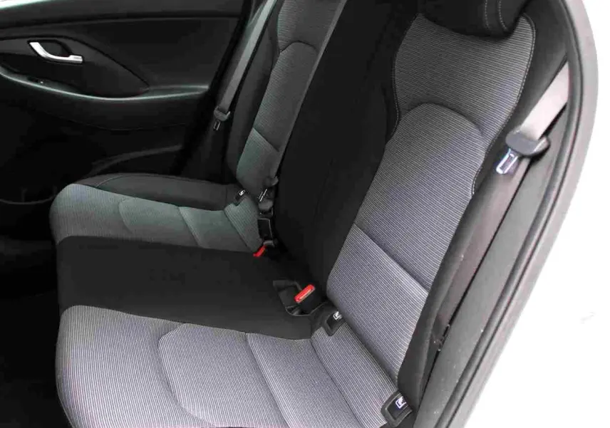 Vue intérieure côté droit des sièges arrière en tissu gris et noir de la Hyundai i30 SW blanc polaire 2022.