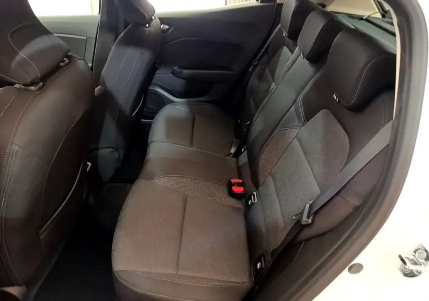 Vue intérieure côté droit sur la banquette arrière noire et grise de la Renault Clio Business TCe 100 blanche 2020.