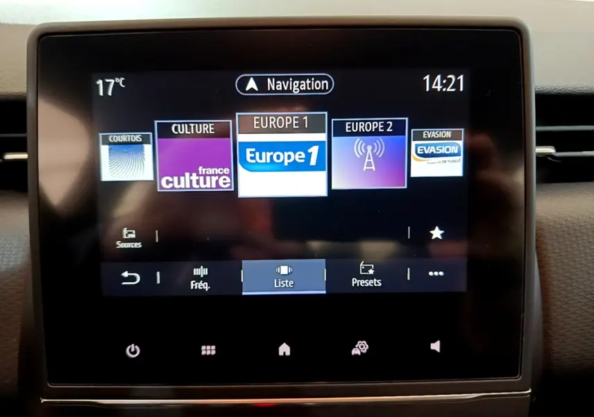 Écran tactile central de la Renault Clio Business blanc de 2020 affichant les radios Europe 1 et France Culture.