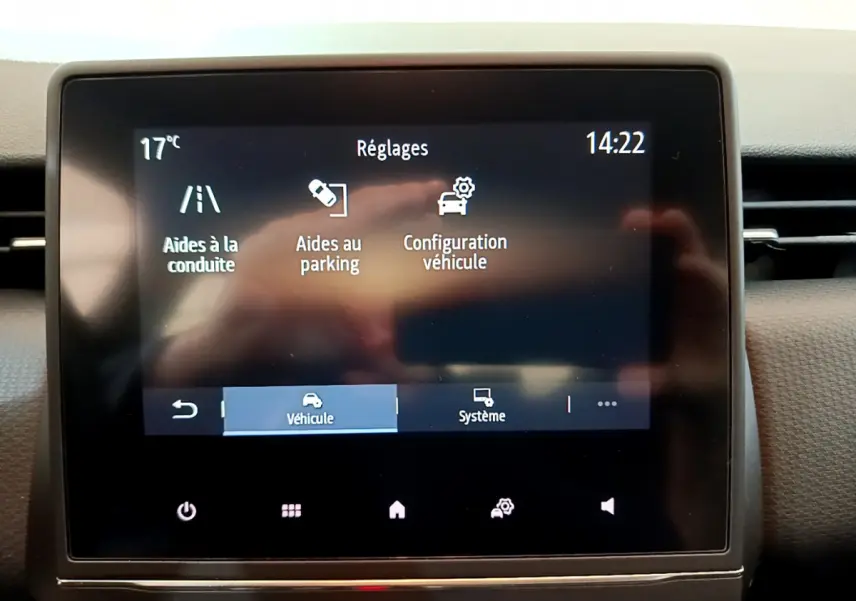 Écran tactile central de la Renault Clio Business TCe 100 2020 affichant les réglages d'aides à la conduite et au parking.