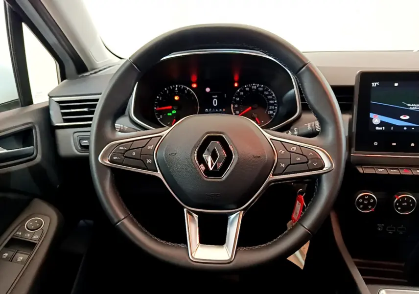 Volant cuir multifonctions de Renault Clio Business TCe 100 2020 vu de face, avec tableau de bord et écran tactile navigation.