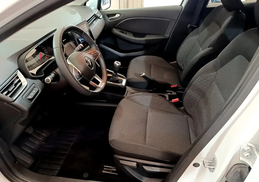 Intérieur avant droit de la Renault Clio Business TCe 100 2020 blanche, volant cuir et sièges tissu gris foncé.
