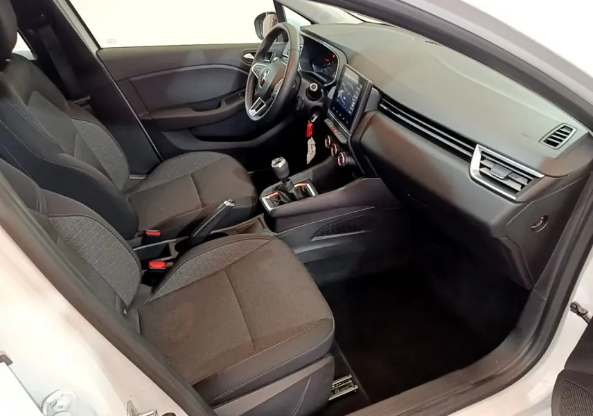 Vue intérieure côté conducteur de la Renault Clio Business TCe 100 2020 avec sièges tissu gris et tableau de bord moderne.