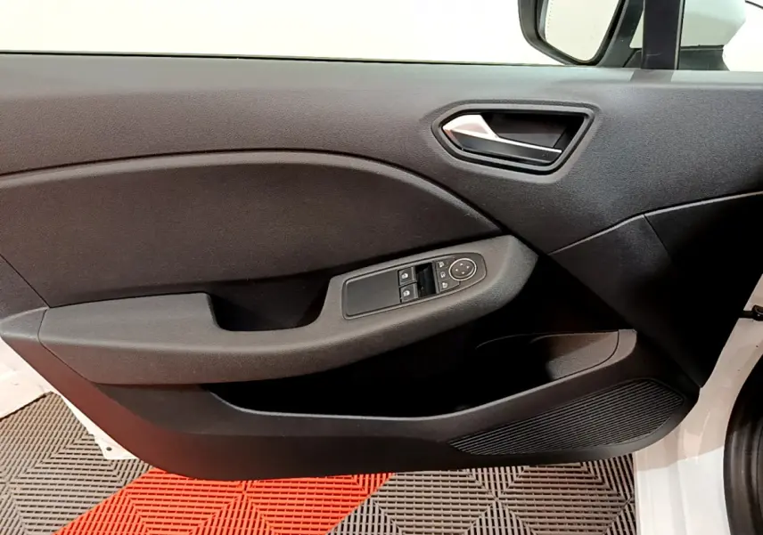 Vue rapprochée de la porte avant gauche noire avec commandes électriques sur Renault Clio Business blanc 2020
