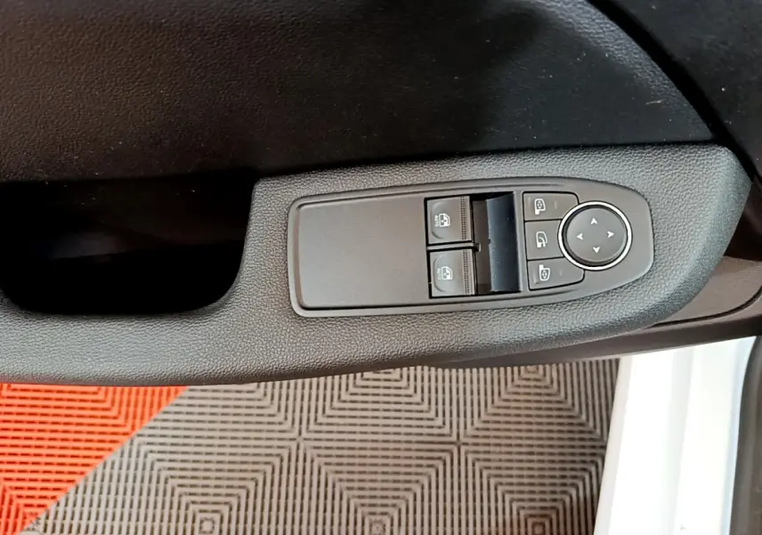 Commande des vitres et rétroviseurs électriques sur la porte côté gauche d'une Renault Clio Business blanche de 2020