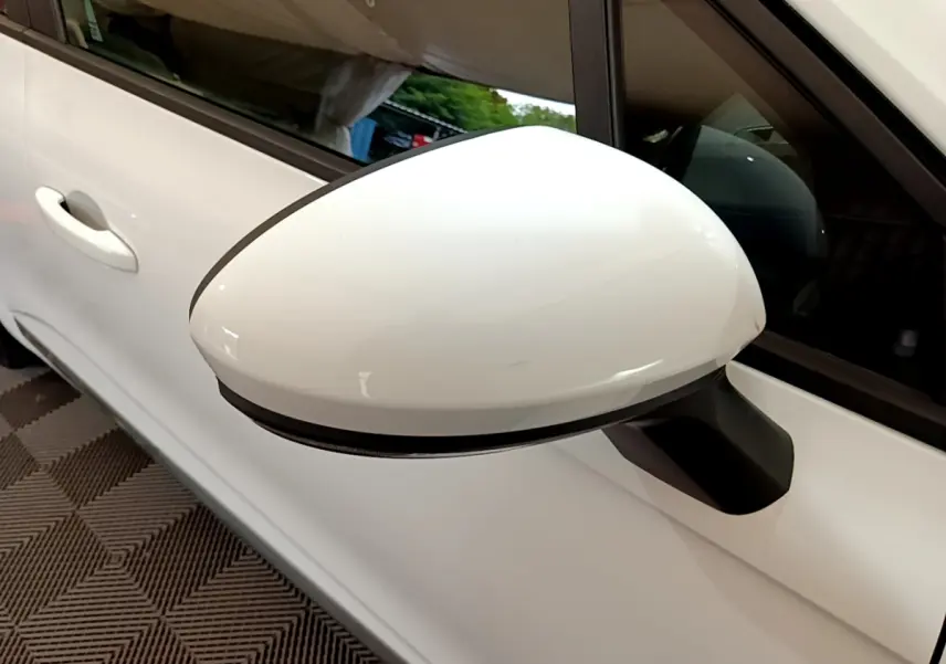 Rétroviseur blanc côté gauche en gros plan sur Renault Clio Business TCe 100 essence de 2020, vue partielle de la porte.