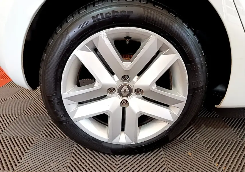 Gros plan sur la roue avant droite blanche d'une Renault Clio Business TCe 100 avec jante alliage à cinq branches.