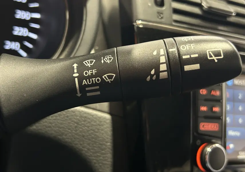 Gros plan sur la commande d’essuie-glace à gauche du volant dans l’habitacle gris du Nissan Pulsar 2018.