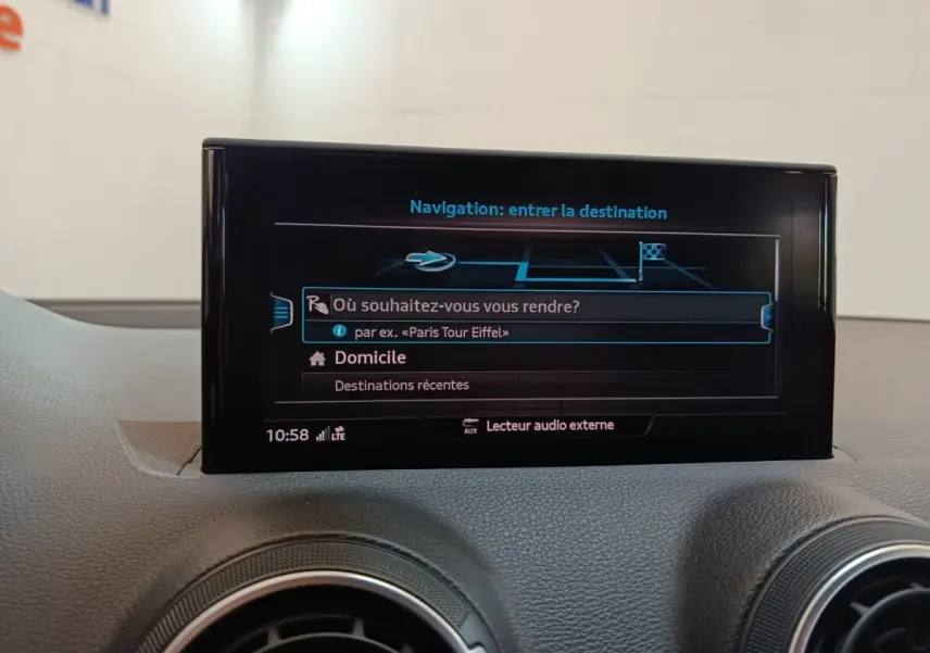 Écran tactile de navigation 8,3 pouces sur tableau de bord gris clair d’Audi Q2 35 TFSI 2022.
