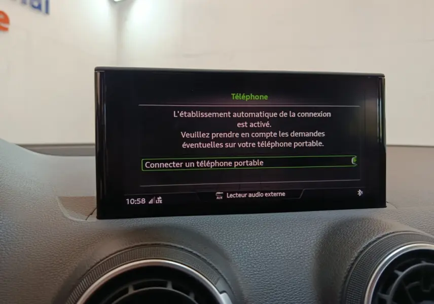 Écran tactile central affichant la connexion téléphone dans l’Audi Q2 35 TFSI Business Line, intérieur gris.