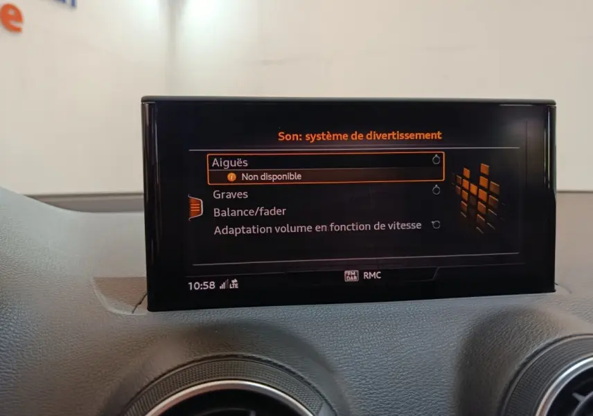Écran tactile central de l'Audi Q2 35 TFSI 150 S Tronic Business Line affichant les réglages audio, vue intérieure avant.