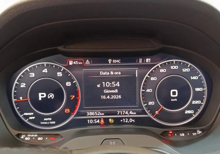 Vue rapprochée du tableau de bord digital d'Audi Q2 35 TFSI 2022 affichant vitesse, compte-tours et informations.