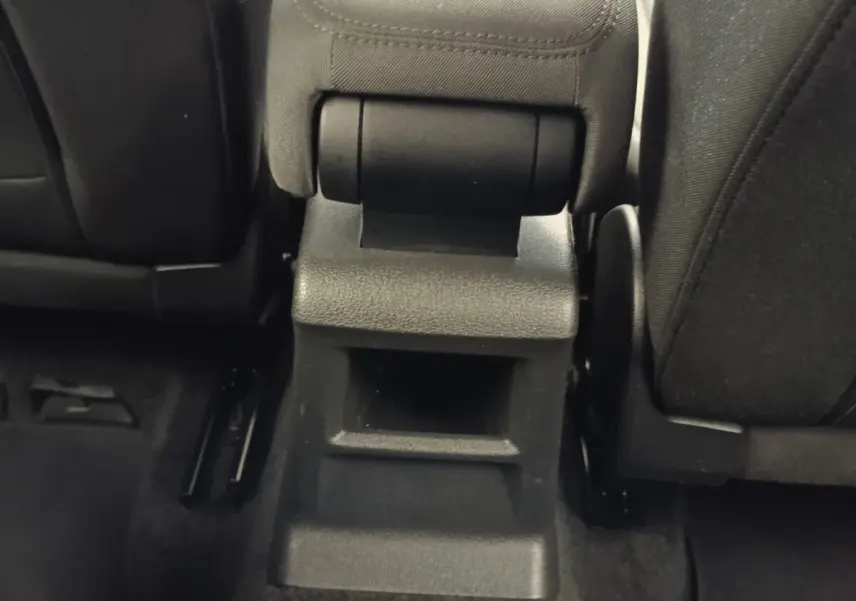 Vue rapprochée de la console centrale arrière entre les sièges noirs de l'Audi Q2 35 TFSI Business Line 2022.