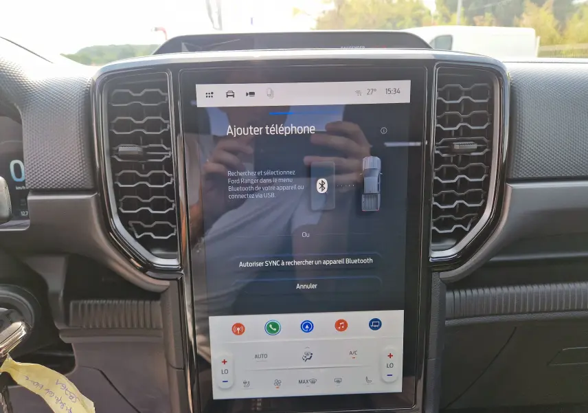 Vue rapprochée de l’écran tactile central 12,4 pouces du Ford Ranger blanc, affichant le menu Bluetooth pour ajouter un téléphone.