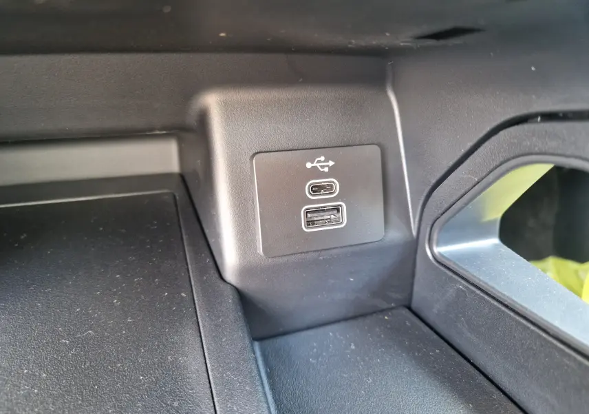 Détail intérieur du Ford Ranger Super Cabine montrant deux ports USB intégrés dans la console centrale noire.