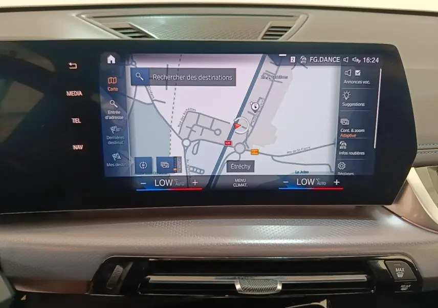 Écran tactile central du tableau de bord du BMW X1 xDrive25e M Sport 2023 affichant la navigation en mode carte.