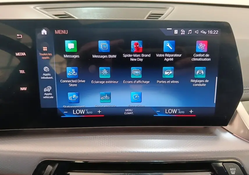 Tableau de bord avec écran tactile 10,7 pouces affichant le menu principal du BMW X1 xDrive25e M Sport gris foncé.