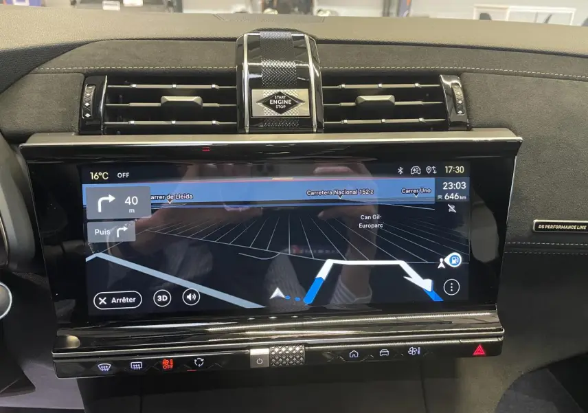 Vue rapprochée de la console centrale noire avec écran tactile 12" affichant la navigation du DS7 Crossback gris titanium.