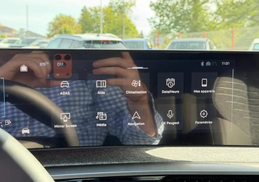 Vue intérieure du tableau de bord tactile du Peugeot 3008 noir Perla Nera avec affichage des fonctions multimédia et climatisation.