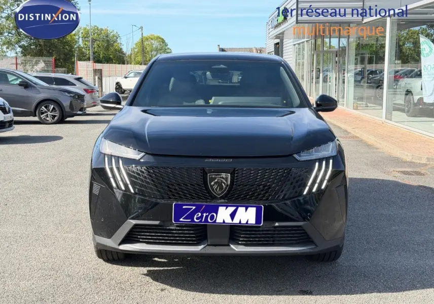 Vue frontale d’un Peugeot 3008 noir Perla Nera avec calandre noire et feux LED distinctifs en griffes.