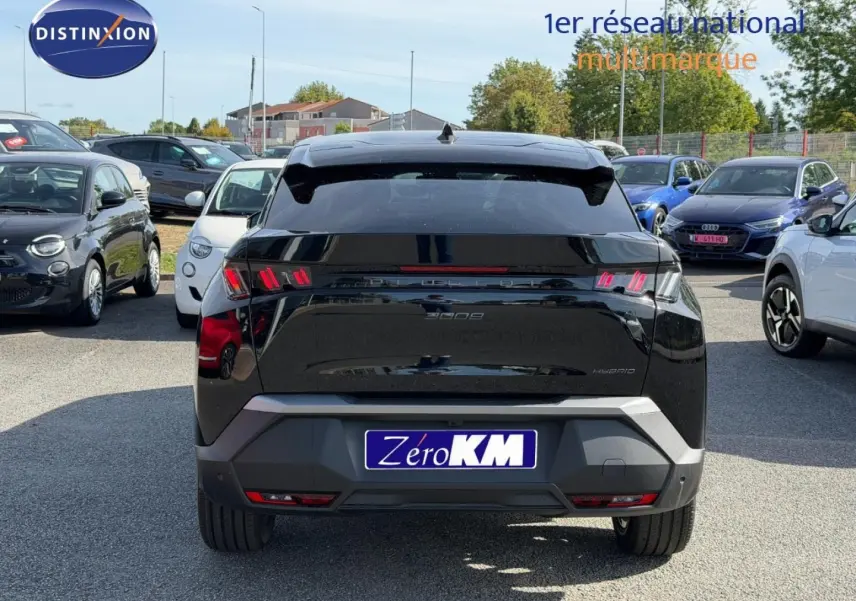 Vue arrière d’un Peugeot 3008 noir Perla Nera avec feux LED caractéristiques et becquet arrière.