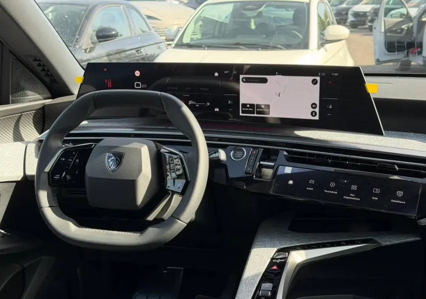 Vue intérieure du tableau de bord du Peugeot 3008 noir, avec volant multifonction et double écran tactile panoramique.