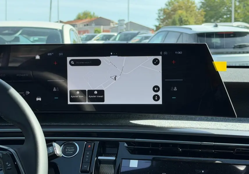Vue intérieure du tableau de bord du Peugeot 3008 noir, avec écran tactile central affichant la navigation.