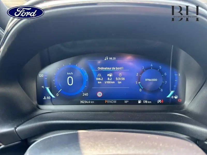 Tableau de bord numérique du Ford Puma 2022, affichant vitesse, régime moteur et informations de bord en bleu.