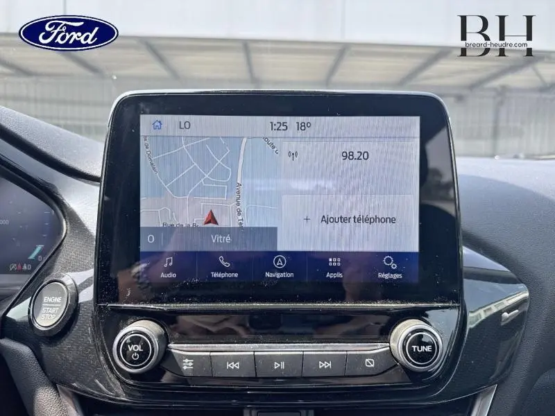 Écran tactile central du Ford Puma 2022 affichant la navigation, avec commandes audio et bouton démarrage visibles