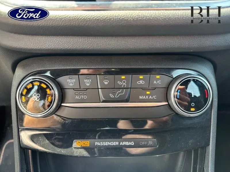 Panneau de commande de climatisation du Ford Puma 2022, vue frontale, avec réglages automatiques et airbag passager activé.