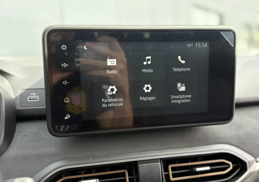 Écran tactile multimédia 8 pouces du tableau de bord du Dacia Jogger 2025 affichant les menus radio, média et téléphone.