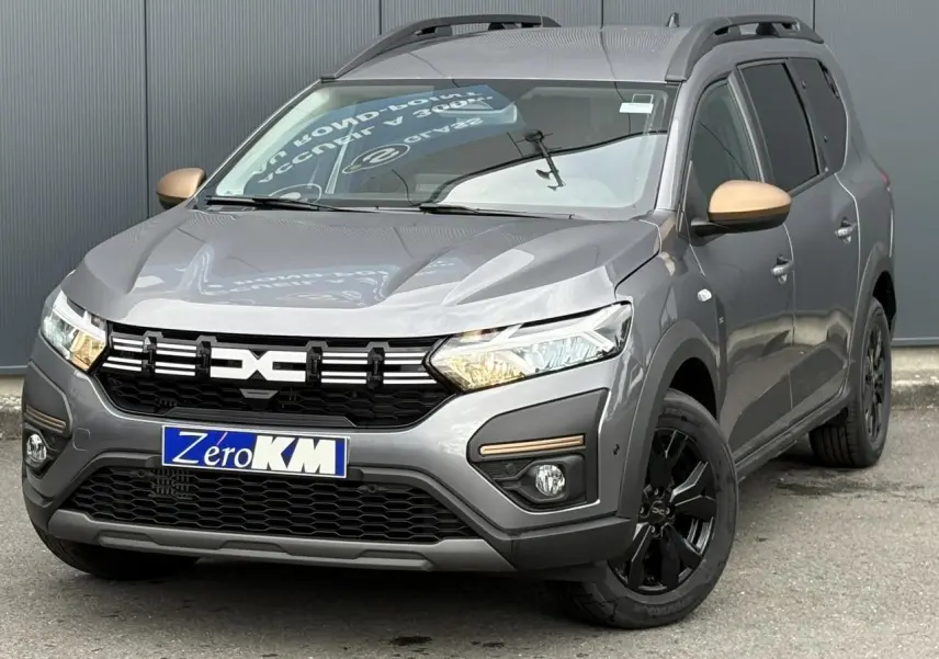 Vue 3/4 avant d'un Dacia Jogger gris schiste avec rétroviseurs bronze et jantes noires en aluminium.