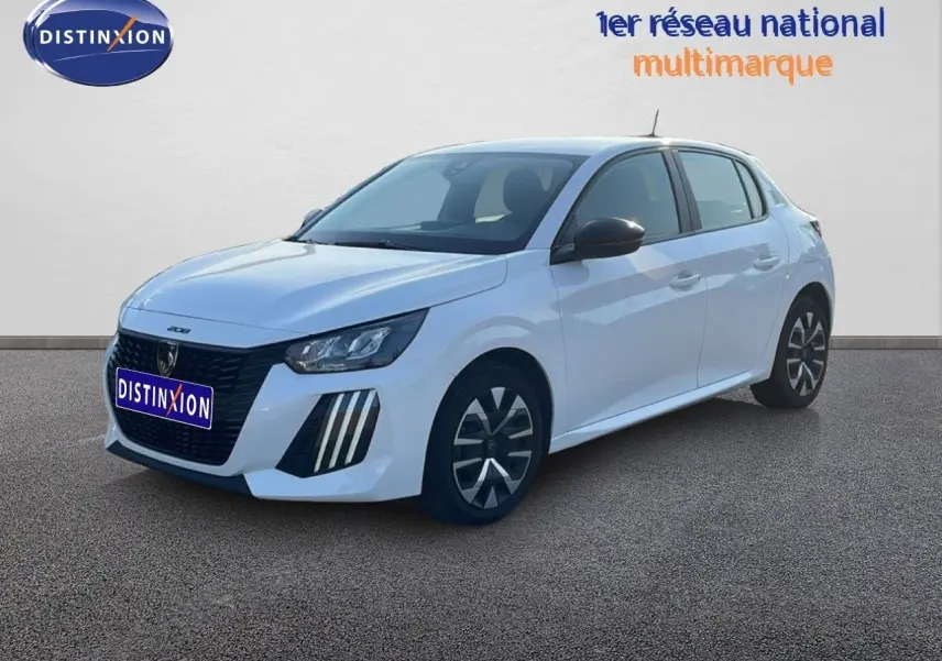 Peugeot 208 blanc banquise vue 3/4 avant droit, avec phares LED et jantes alliage distinctives.