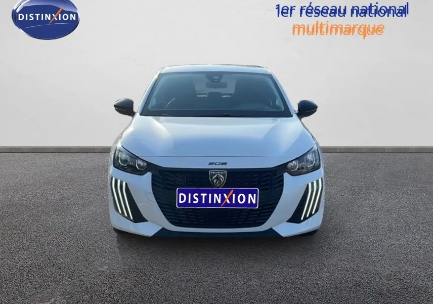 Vue frontale d'une Peugeot 208 blanche Banquise 2024 avec feux LED distinctifs et calandre noire marquée du lion.