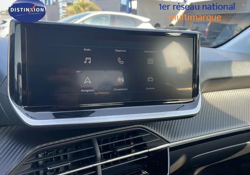 Écran tactile central affichant les options radio, téléphone et navigation dans l’habitacle d’une Peugeot 208 2024.