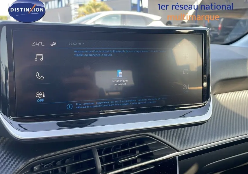 Écran tactile central de la Peugeot 208 1.2 PureTech 2024, affichant les options connectées et la température intérieure.