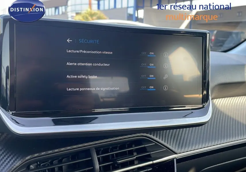 Écran tactile central affichant les options de sécurité dans l’habitacle d’une Peugeot 208 blanche, vue intérieure.