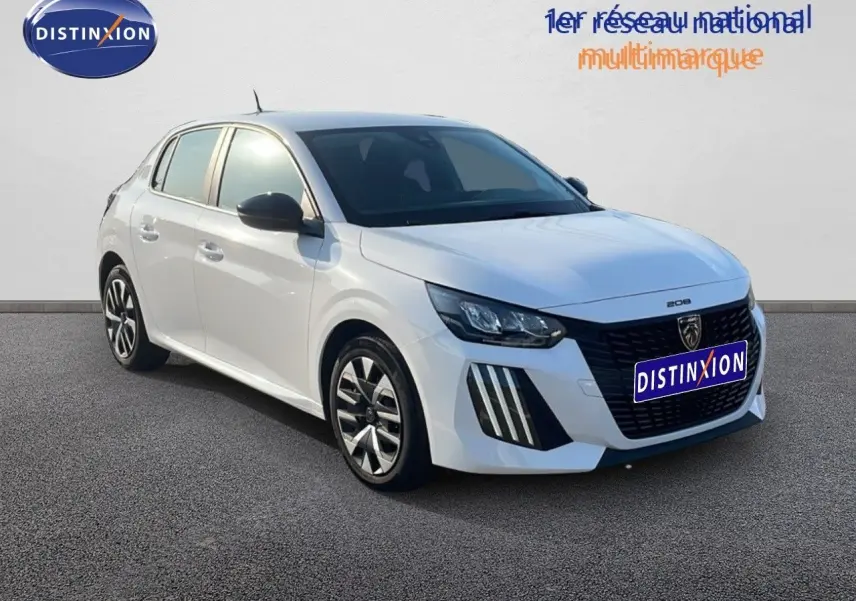 Peugeot 208 blanc banquise vue 3/4 avant droit, avec calandre noire et feux LED distinctifs.